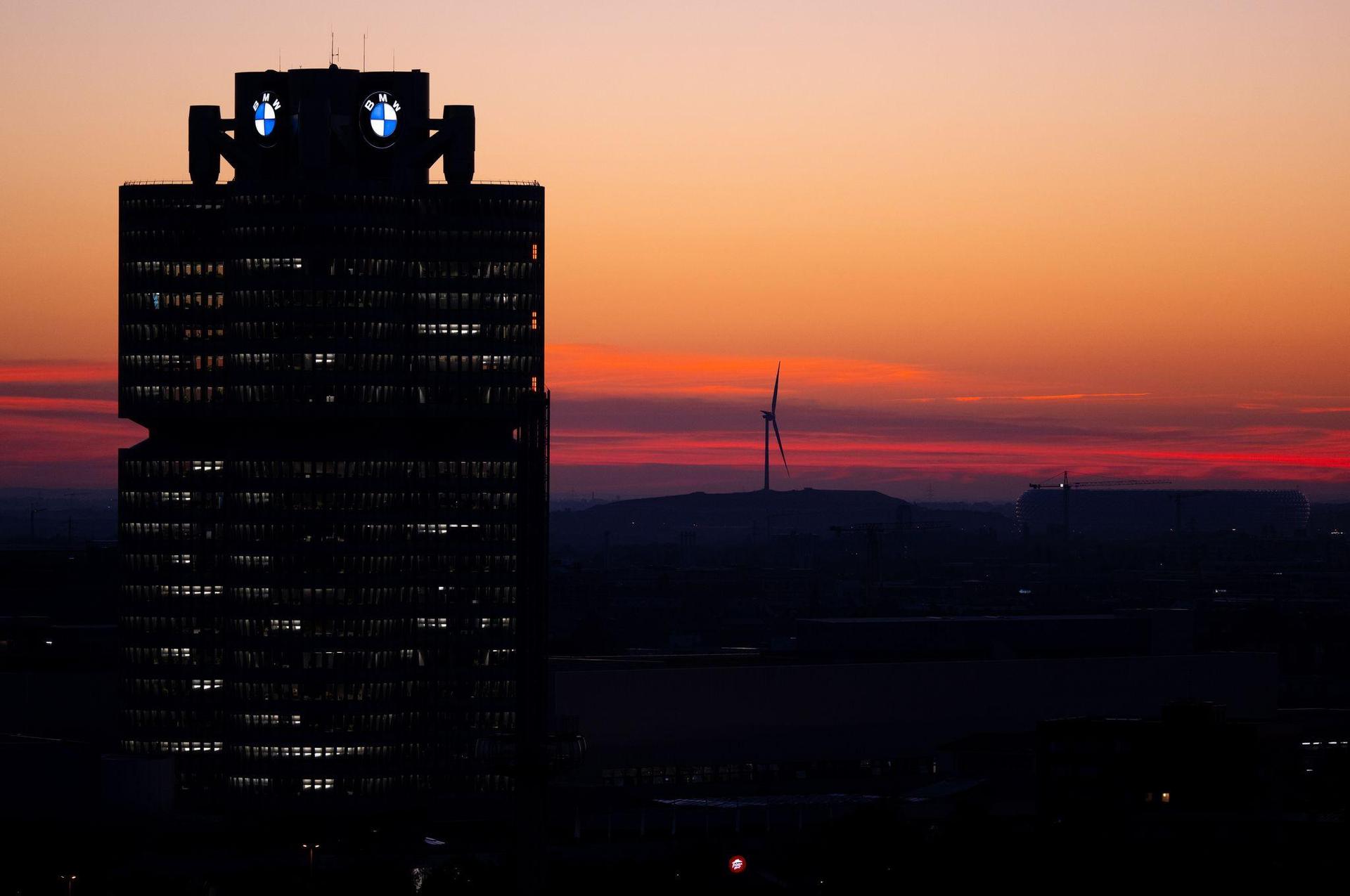 BMW will seine weltweite Belegschaft um gut 5 Prozent verkleinern, Deutschland dürfte besonders betroffen sein. (Archivbild) (Bild: Sven Hoppe/dpa)