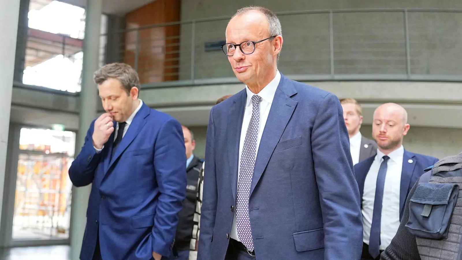Mit den SPD-Ministerinnen und -Ministern ist das künftige Kabinett des voraussichtlich nächsten Kanzlers Friedrich Merz (CDU) komplett. (Archivbild) (Bild: Michael Kappeler/dpa)