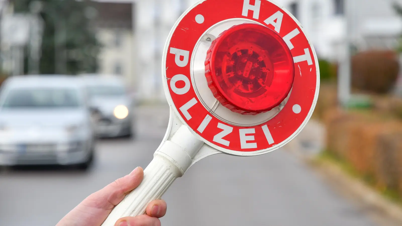 Polizeibeamte stoppen in Weiden zwei Verkehrsteilnehmer, die offensichtlich unter Drogen stehen.  (Bild: Petra Hartl)