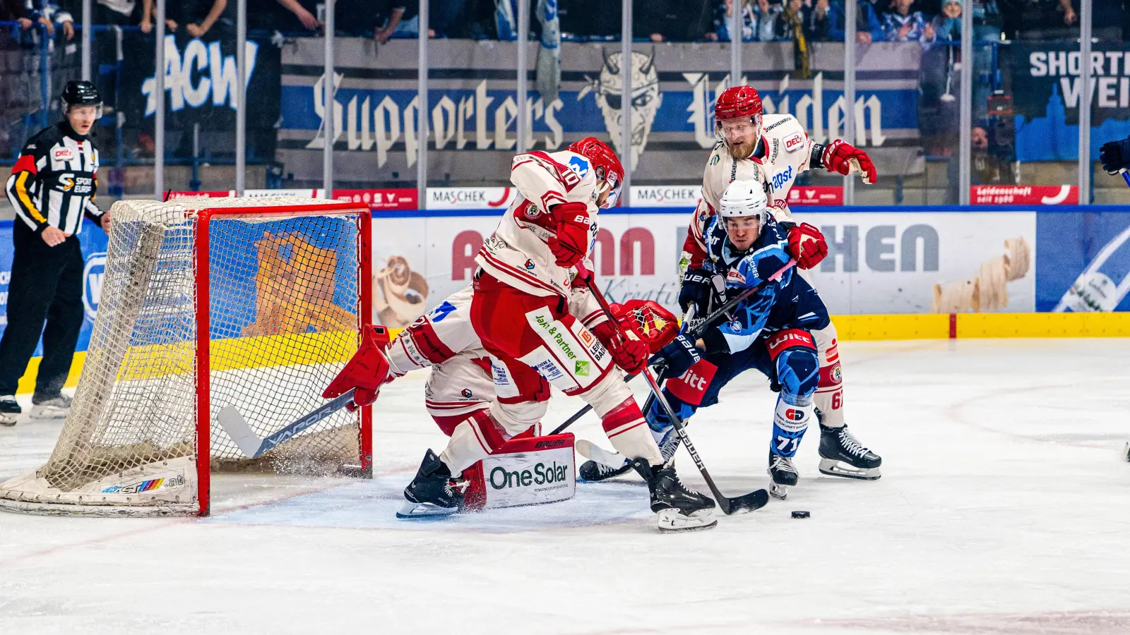Cedric Schiemenz (blaues Trikot) von den Blue Devils Weiden versucht, sich gegen eine Übermacht an Landshuter Gegenspielern zu behaupten. (Bild: Elke Englmaier)