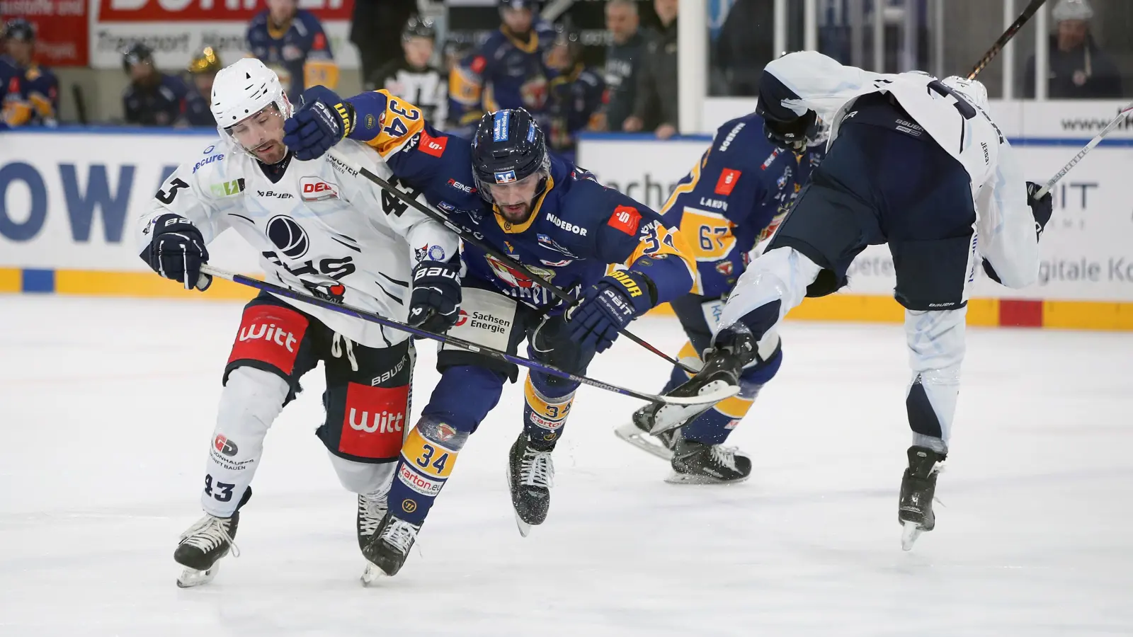 Die spielentscheidende Szene: Der Weidener Neal Samanski (rechts) kassierte nach einem Kniecheck gegen Alexander Dosch eine Spieldauerdisziplinarstrafe. Fabian Ribnitzky (links) und Co. kassierten in der daraus resultierenden fünfminütigen Unterzahl zwei Gegentore. (Bild: Thomas Heide)
