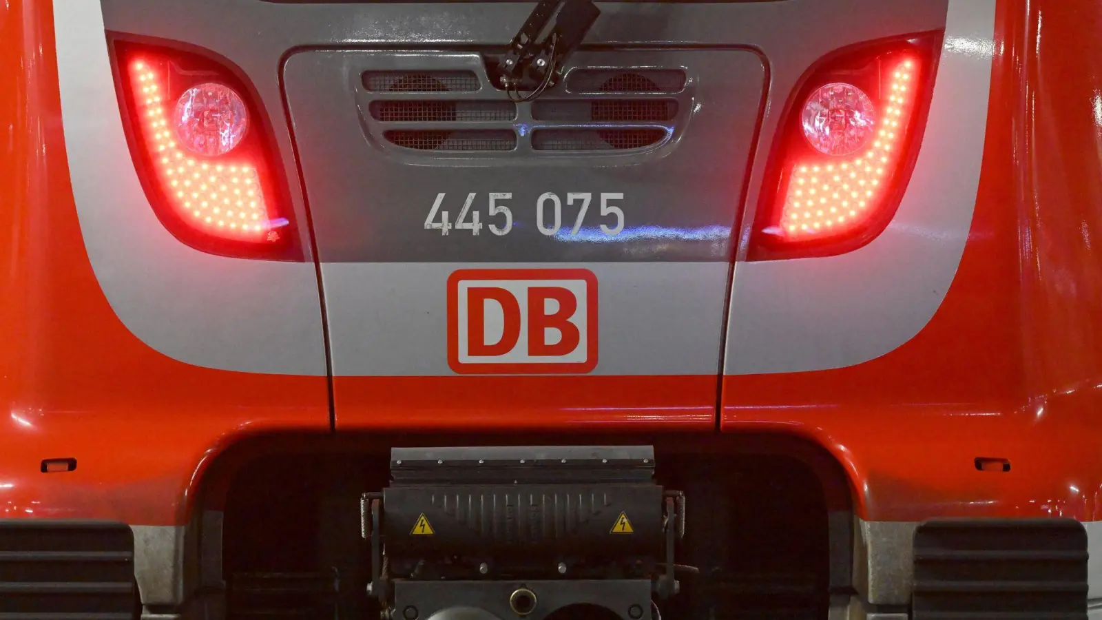 Bei der Bahn fallen am Dienstag wieder Züge aus. (Symbolbild: Felix Hörhager/dpa)