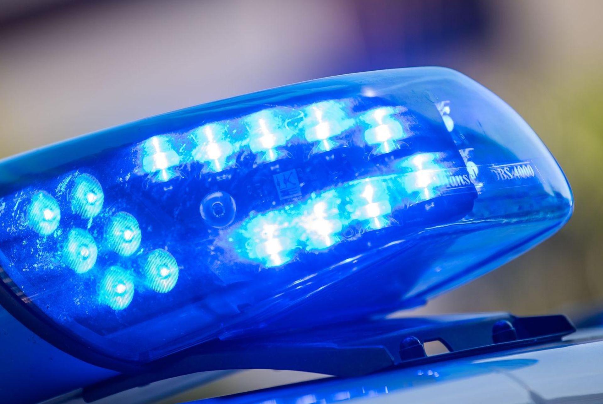 Nachdem in Pressath eine Fensterscheibe zu Bruch gegangen ist, sucht die Polizei den Steinewerfer.  (Symbolbild: Lino Mirgeler/dpa)