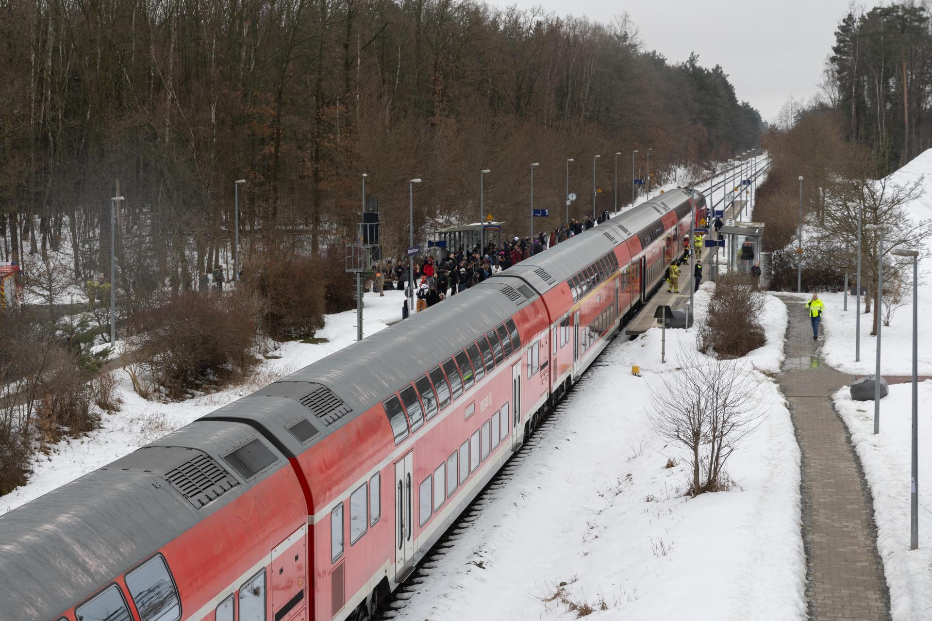 Ein Regionalexpress blieb am Freitagmittag bei Altenstadt/WN wegen eines Defekts liegen, die Reisenden mussten evakiert werden. (Bild: Roland Wellenhoefer)