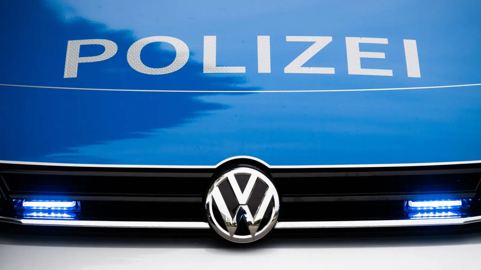 Nach einer Fahrerflucht auf einem Supermarktparkplatz in Weiden sucht die Polizei nach dem Verursacher.  (Symbolbild: Lino Mirgeler/dpa)