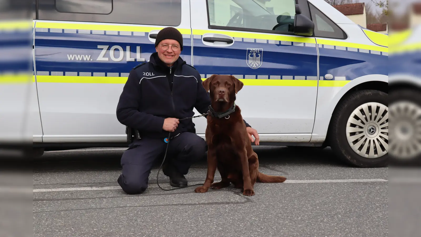 Drogenspürhund Dobby mit seinem Hundeführer von der Kontrolleinheit Verkehrswege Selb. (Bild: Hauptzollamt Regensburg)
