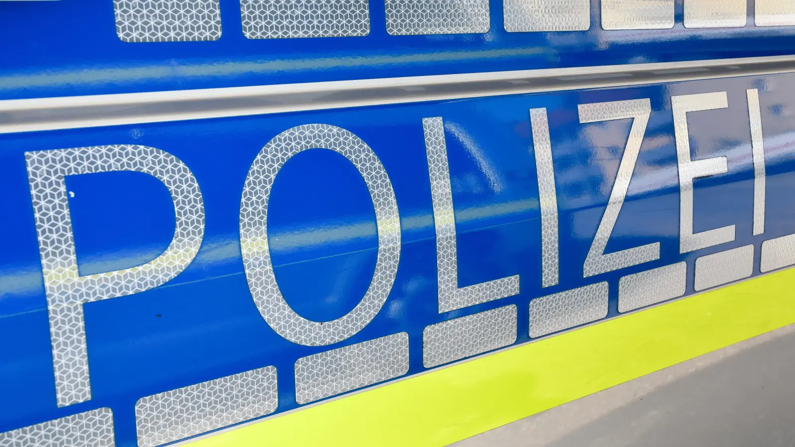 Unbekannte Täter stehlen Regenfallrohre und beschädigen ein Tennishäuschen in Pressath. Die Polizei sucht Zeugen. (Symbolbild: Hartl)