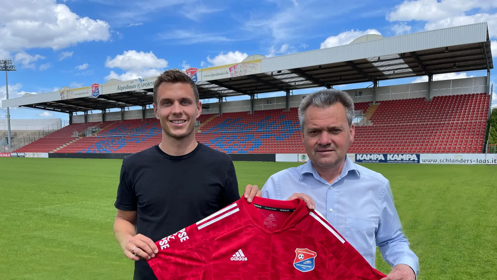 Einst als Neuzugang bei der SpVgg Unterhaching von deren Präsident Manfred Schwabl begrüßt, wird Sebastian Maier (li.) jetzt Spielertrainer bei der SpVgg Landshut.  (Bild: dme)