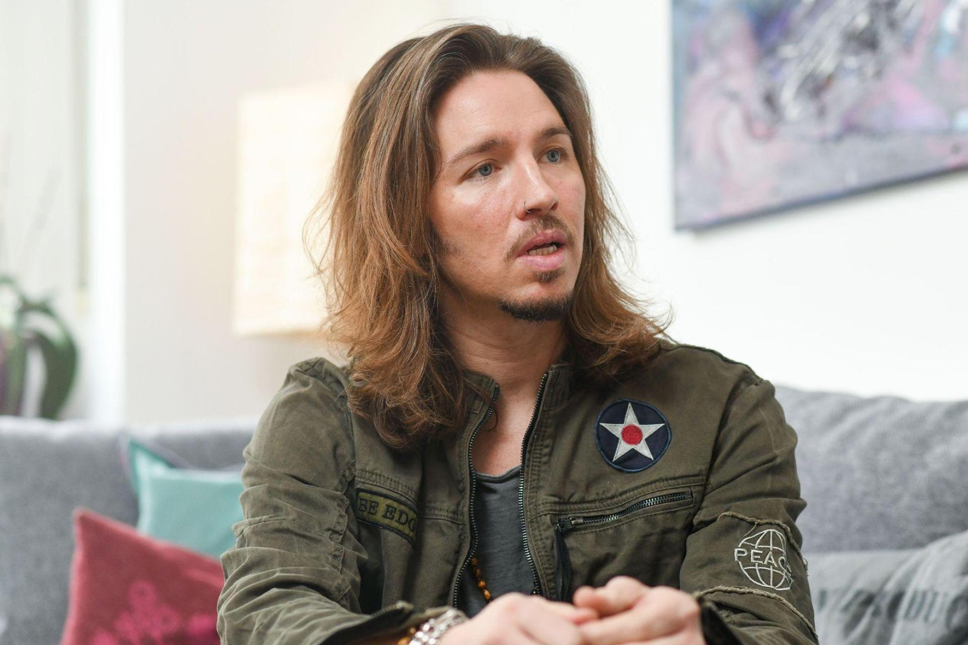 Der Sänger Gil Ofarim gibt ein Interview. (Bild: Tobias Hase/dpa/Archivbild)