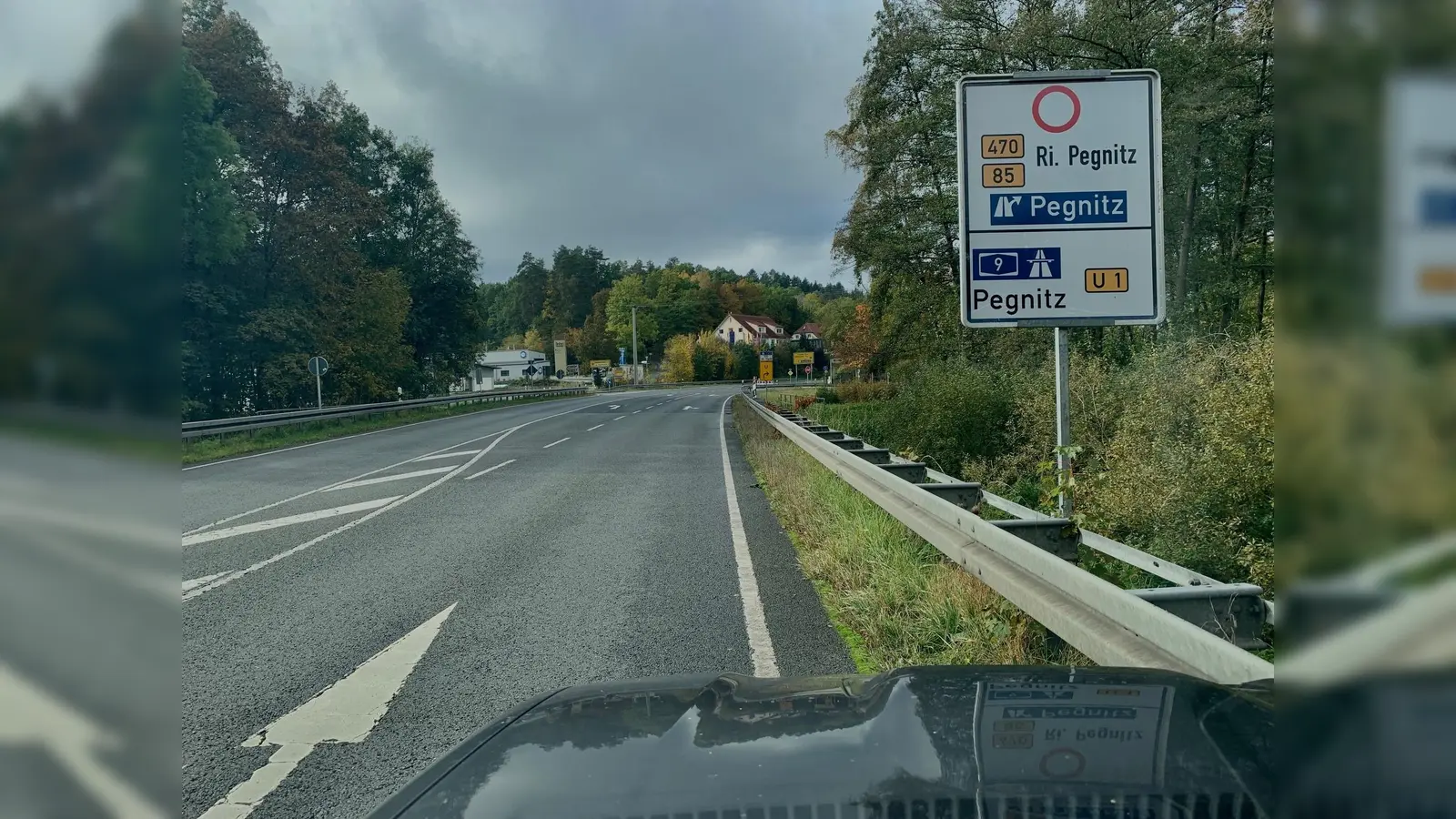 In den frühen Morgenstunden am Mittwoch kam es auf der B 470 offenbar zu einem Zusammenstoß zwischen einem Bus und einer dunkel gekleideten Person. Inzwischen scheint der Fall geklärt zu sein. (Bild: Gabriele Schönberger)