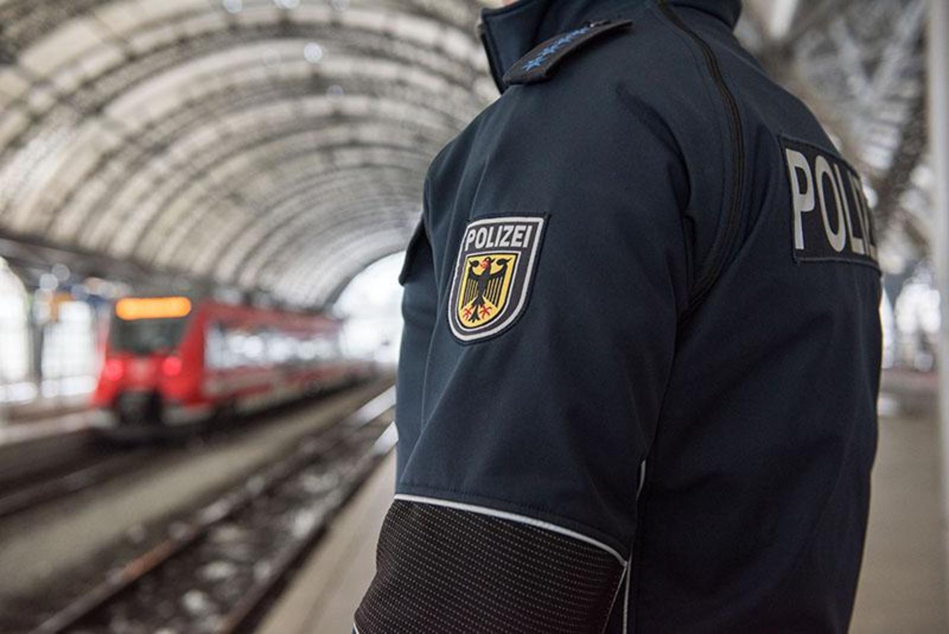 Insgesamt 36 Strafanzeigen wegen des Erschleichen von Leistungen stellte die Bundespolizei in nur zwei Tagen aus. Die Beamten erwischten Schwarzfahrer ohne Ticket, allerdings auch vier Personen mit gefälschten Fahrscheinen. (Symbolbild: Bundespolizei)