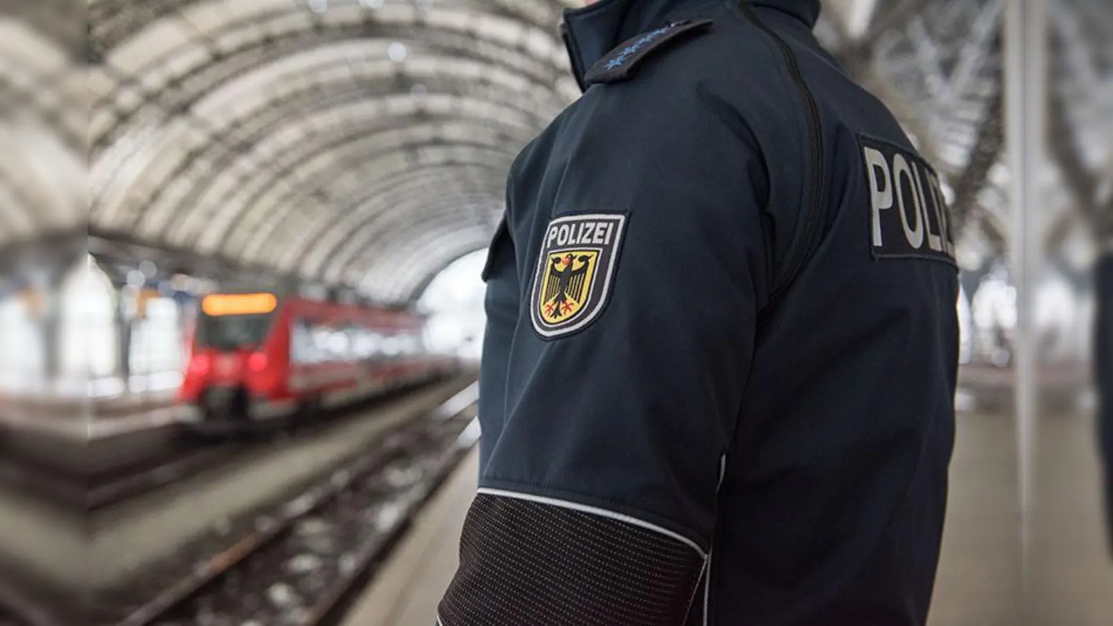 Insgesamt 36 Strafanzeigen wegen des Erschleichen von Leistungen stellte die Bundespolizei in nur zwei Tagen aus. Die Beamten erwischten Schwarzfahrer ohne Ticket, allerdings auch vier Personen mit gefälschten Fahrscheinen. (Symbolbild: Bundespolizei)