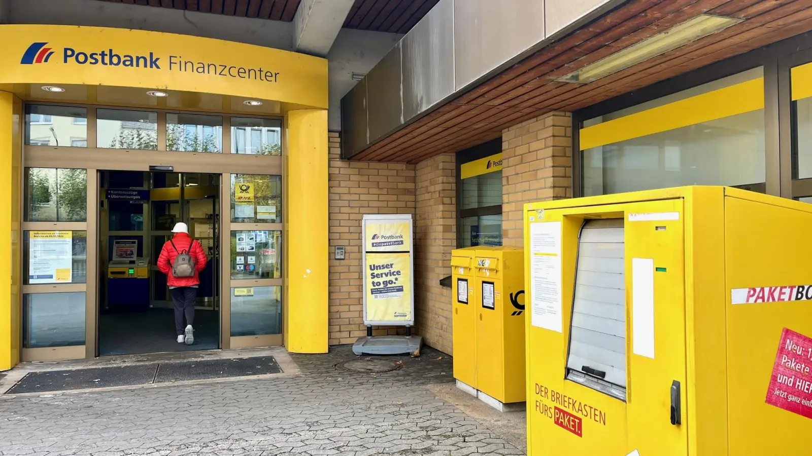 Noch öffnen sich die Türen in der Bahnhofstraße in Weiden für Kunden der Post. Ab 9. Dezember gibt es hier nur noch einen SB-Bereich für Kassengeschäfte sowie Beratungsleistungen der Postbank. (Bild: Gabi Schönberger)