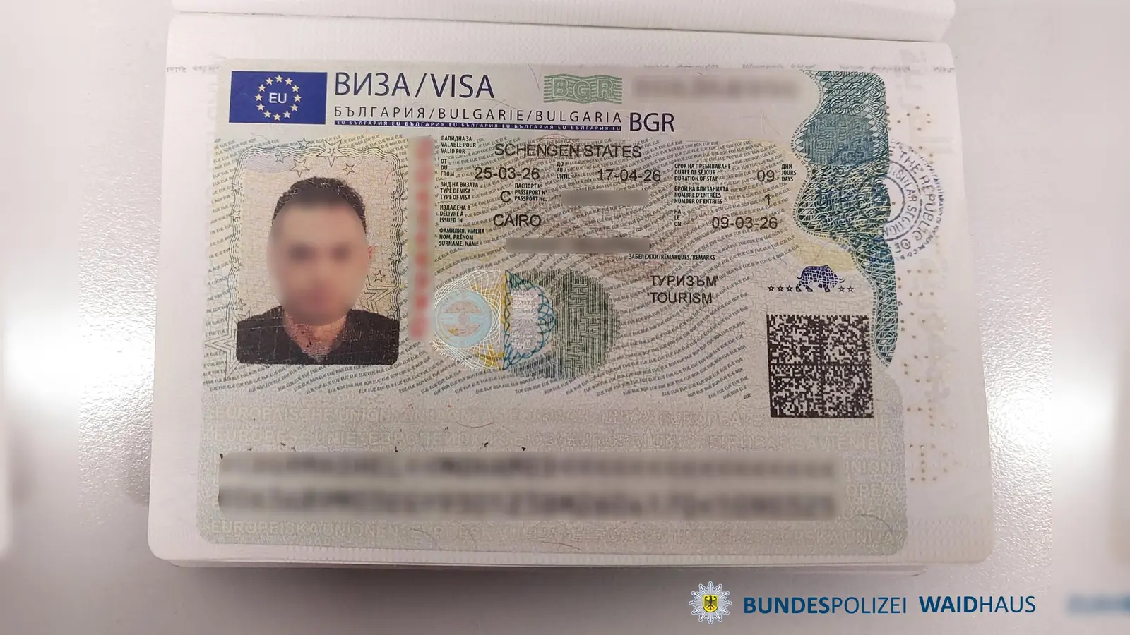 Zwei Männer mit erschlichenen Visa wurden bei einer Grenzkontrolle auf der A 6 von der Bundespolizei Waidhaus gestoppt. Ihre Rückführung nach Ägypten wird vorbereitet. (Symbolbild: Bundespolizei)