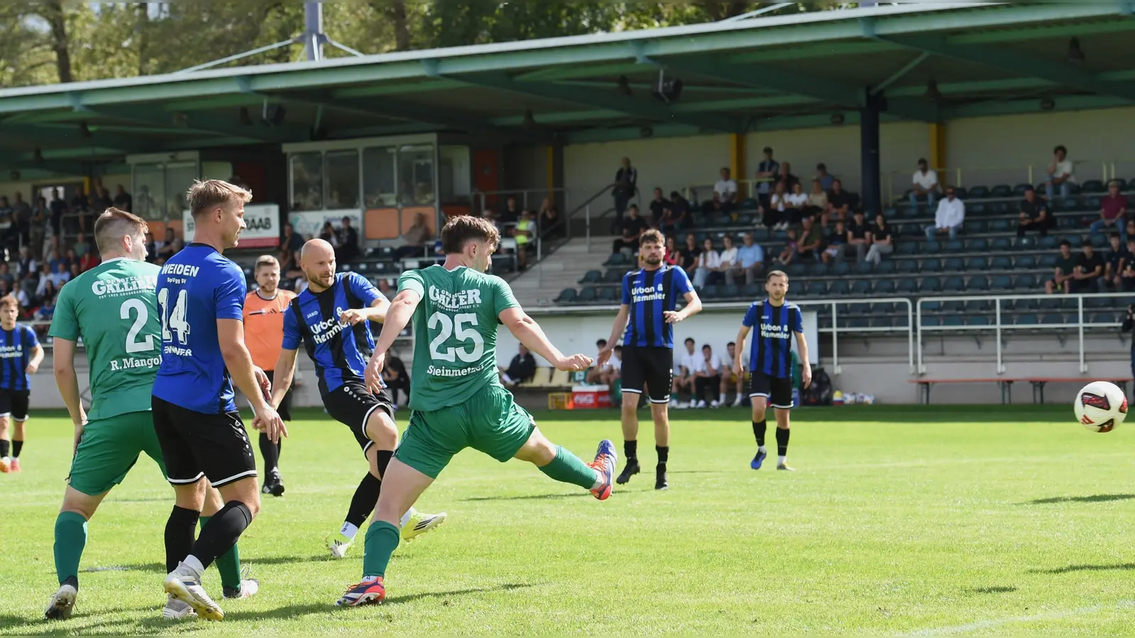 Das war das 1:0 für die SpVgg SV Weiden: Friedrich Lieder (Mitte) traf ins linke Eck. (Bild: Gerhard Büttner)