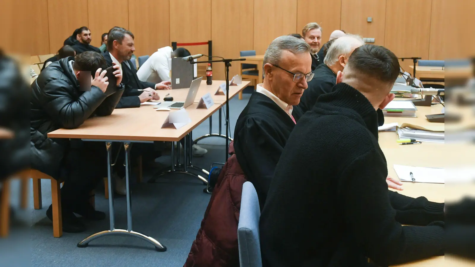 Die Angeklagten im Shishabar-Prozess gehen mit sehr unterschiedlichen Strafen aus dem Gerichtsaal.  (Bild: Gabi Schönberger)