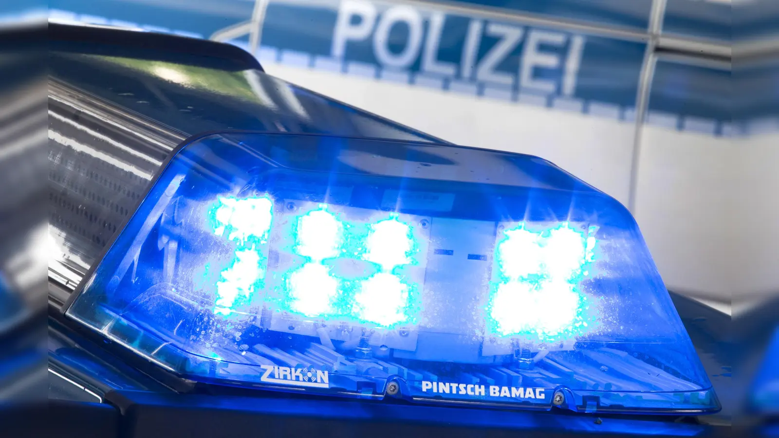 Die Polizei versucht, vier weitere Fälle von Unfallfluchten aufzuklären. (Symbolbild: dpa/Friso Gentsch)