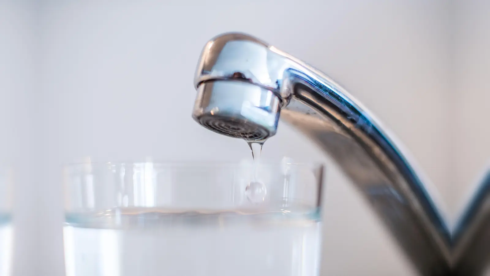 In Weiden muss die Wasserhauptleitung an der Albert-Einstein-Straße erneuert werden. (Symbolbild: Lino Mirgeler)