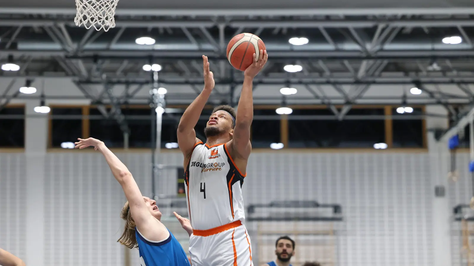 Rasheed Reams springt am höchsten: Die Neustädter Basketballer wollen auch in Wolnzach zum „Höhenflug” ansetzen. (Archivbild: Dieter Jäschke)