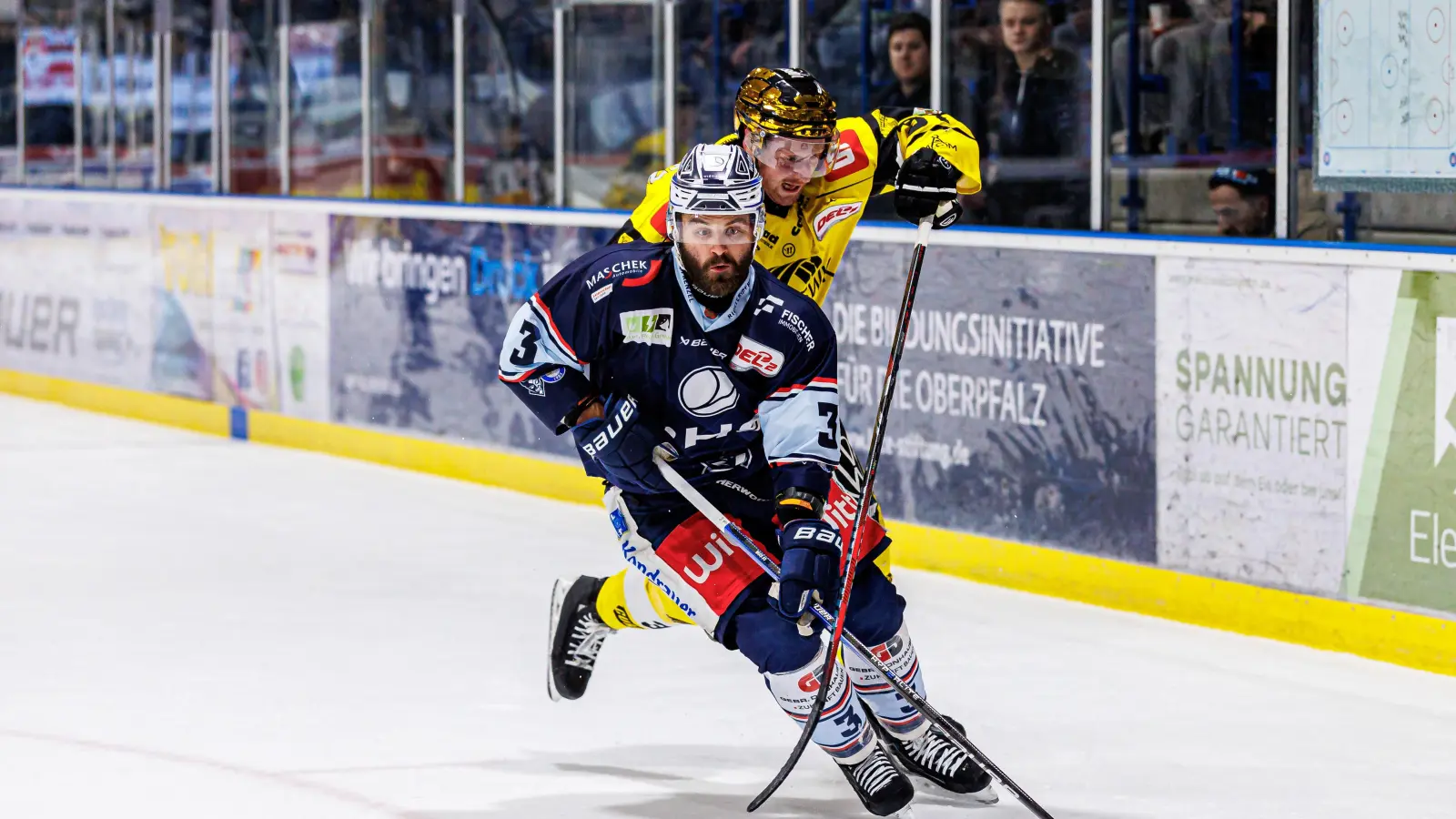 DEL2-Topscorer Max Newton (hinter) ohne Chance gegen den Weidener Tommy Muck. Die Blue Devils schlagen am Freitagabend die Krefeld Pinguine mit 1:0.  (Bild: Werner Moller)