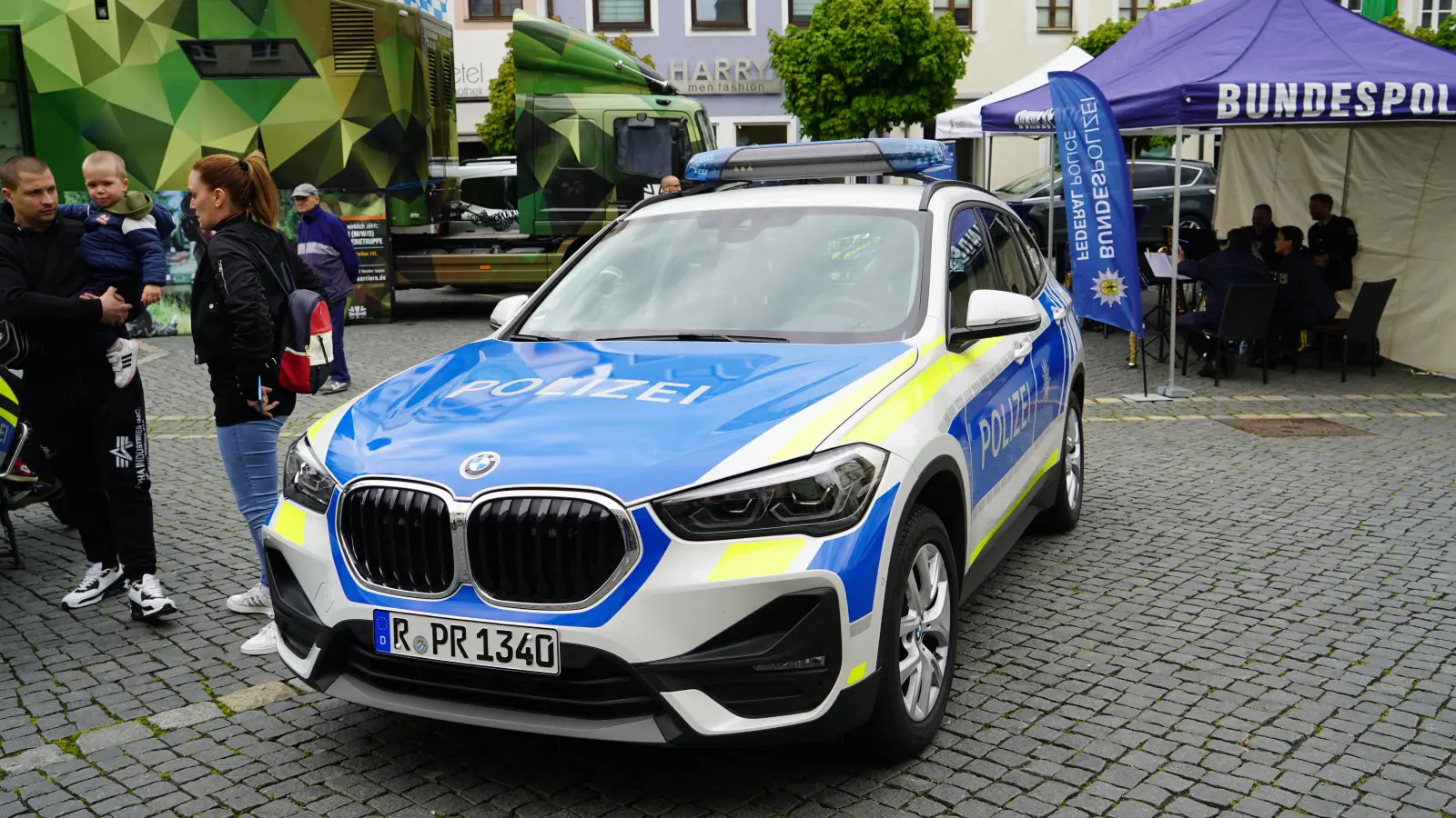 Auch ein Streifenwagen konnte näher angeschaut werden. (Bild: mcl)