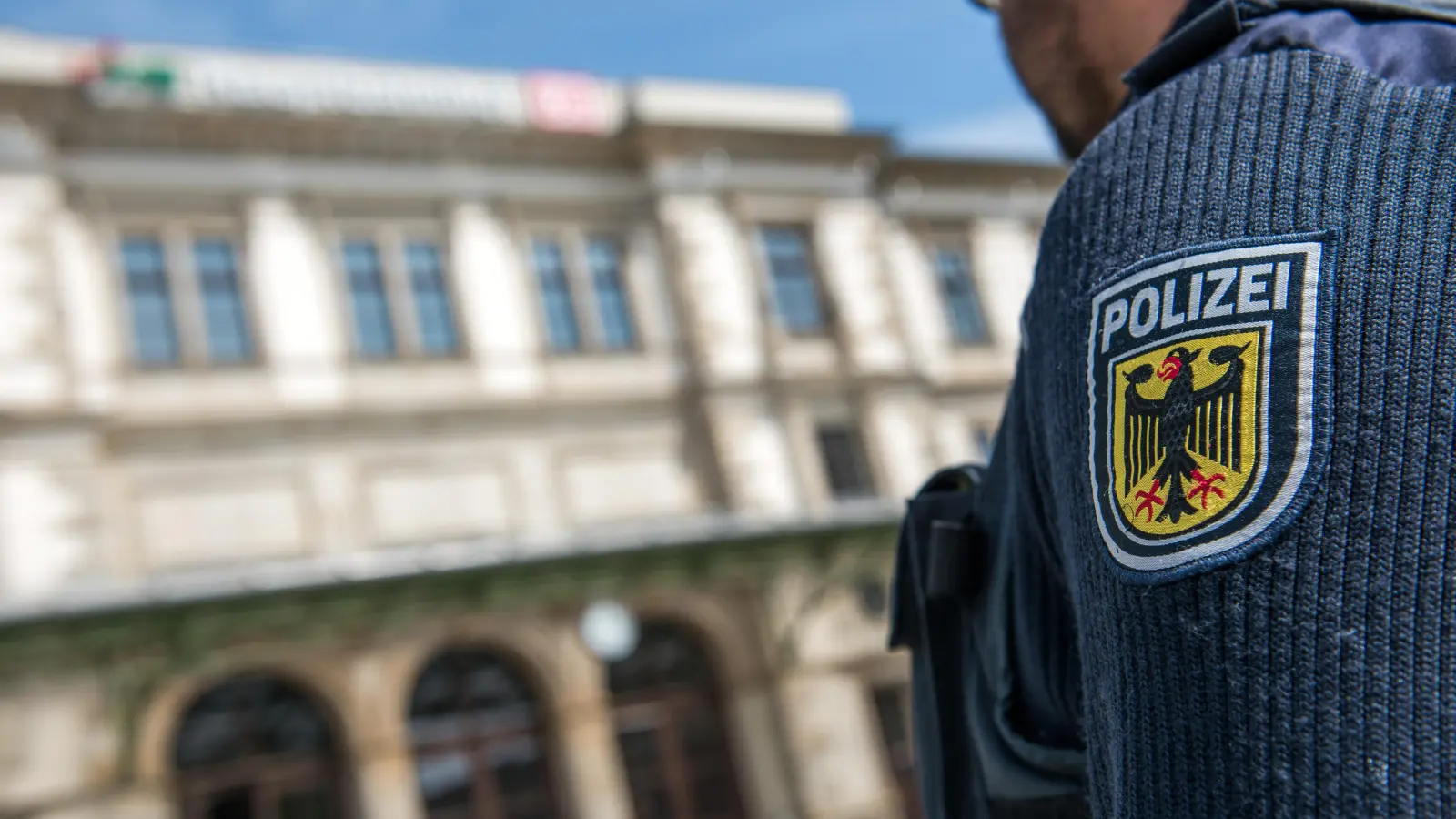 Die Bundespolizei Waidhaus nahm am Weidener Bahnhof einen gesuchten Straftäter fest. (Bild: Bundespolizei / exb)