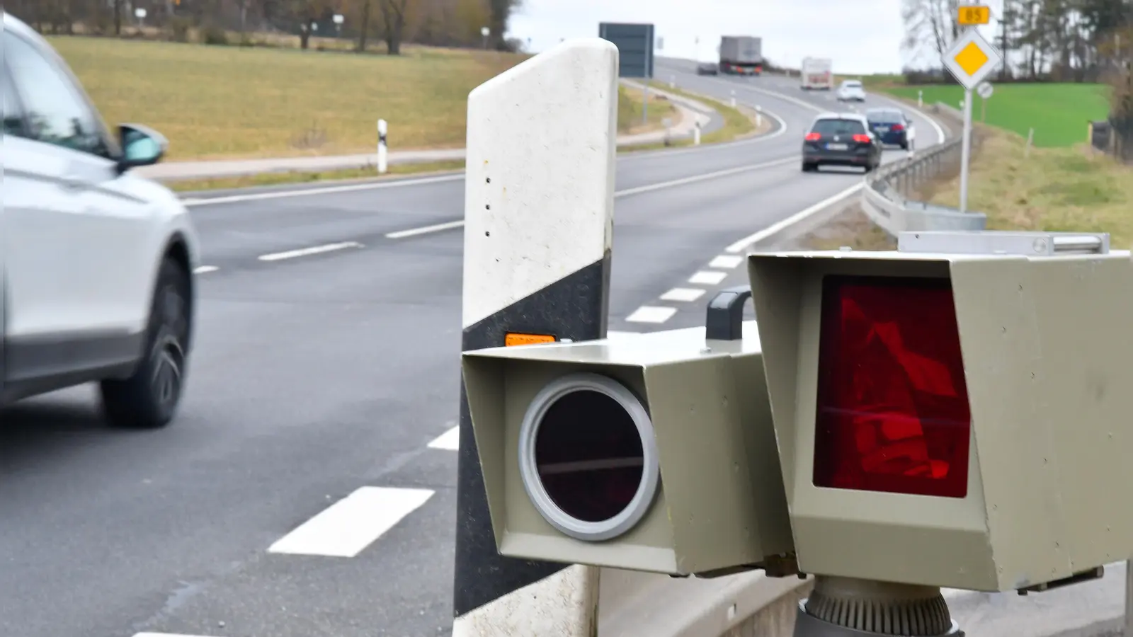 Die Verkehrspolizeiinspektion Weiden hat im Juli 109 755 Fahrzeuge gemessen und 1124 Fahrer beanstandet. (Symbolbild: Petra Hartl)