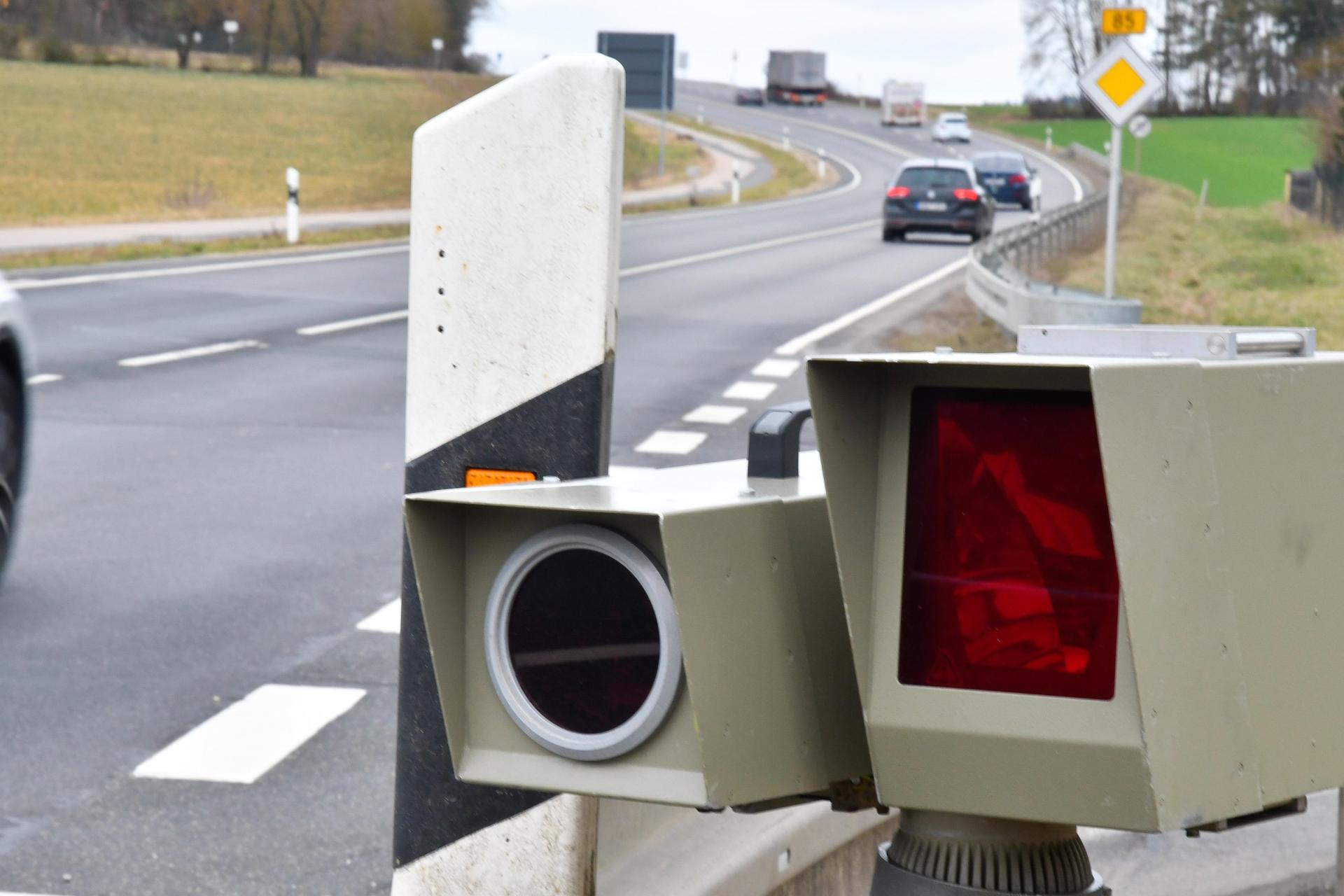 Ein 18-jähriger Fahranfänger war laut Polizei bei Arnschwang mit 201 km/h auf der B 20 unterwegs (Symbolbild: Petra Hartl)