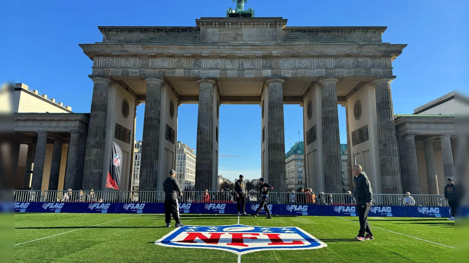 Am Brandenburger Tor ist ein Flag-Football-Field aufgebaut.  (Bild: Jordan Raza/dpa)