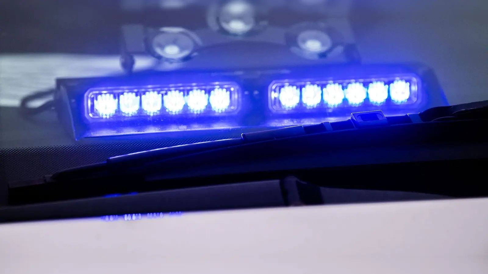 Die Weidener Polizei sucht nach dem Opfer eines Verkehrsunfalls von Donnerstagabend.  (Symbolbild: Lino Mirgeler/dpa)