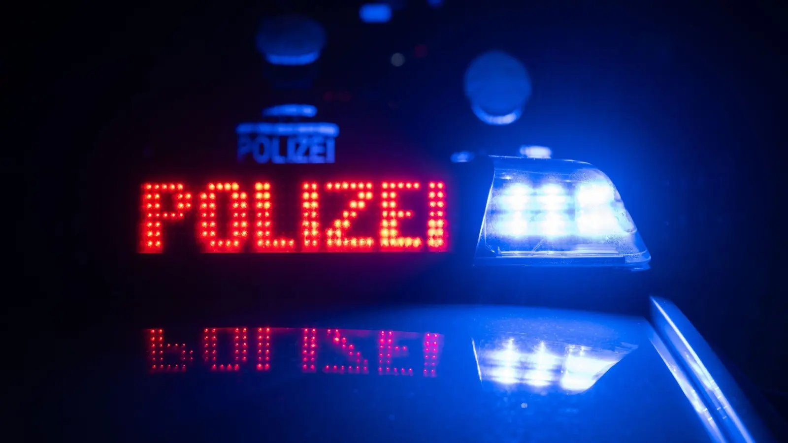 Ein Autofahrer ist auf einem Parkplatz in Weiden versehentlich aufs Gaspedal gerutscht – das hatte Folgen. (Symbolbild: Marijan Murat/dpa)
