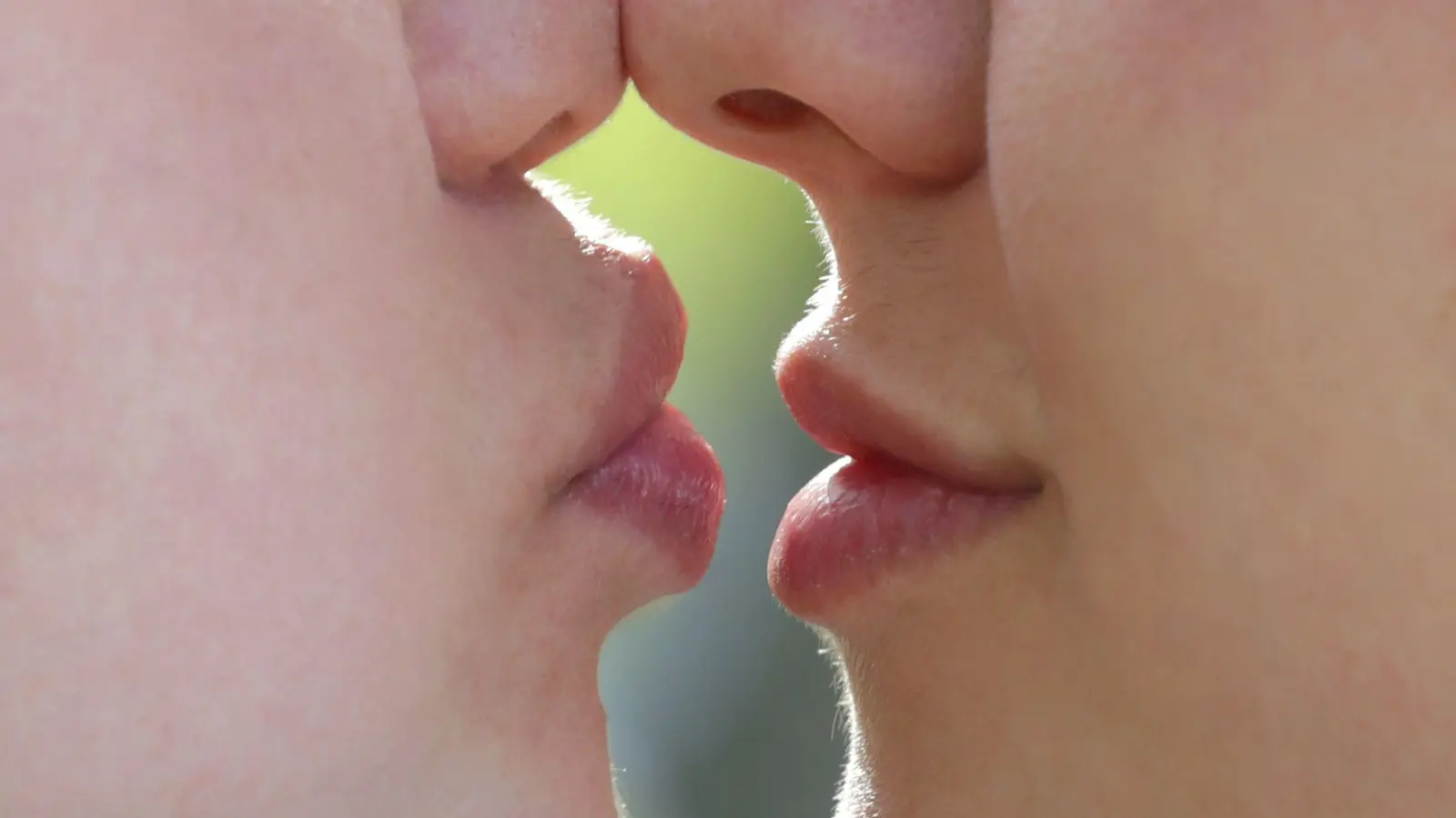 Küsst es sich mit aufgespritzten Lippen anders? Fachleute halten das für wahrscheinlich, wenn die Lippen stark vergrößert sind.  (Bild: Karl-Josef Hildenbrand/dpa)