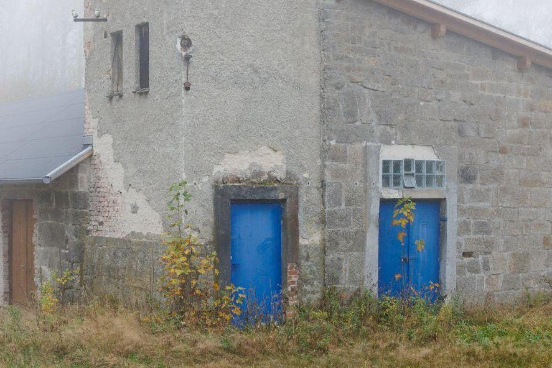 Unbekannte haben eine der Außentüren des ehemaligen Trafogebäudes auf dem Gelände des einstigen KZ-Steinbruchs durch Schmierereien beschädigt. (Bild: KZ-Gedenkstätte Flossenburg/Thomas Dashuber)