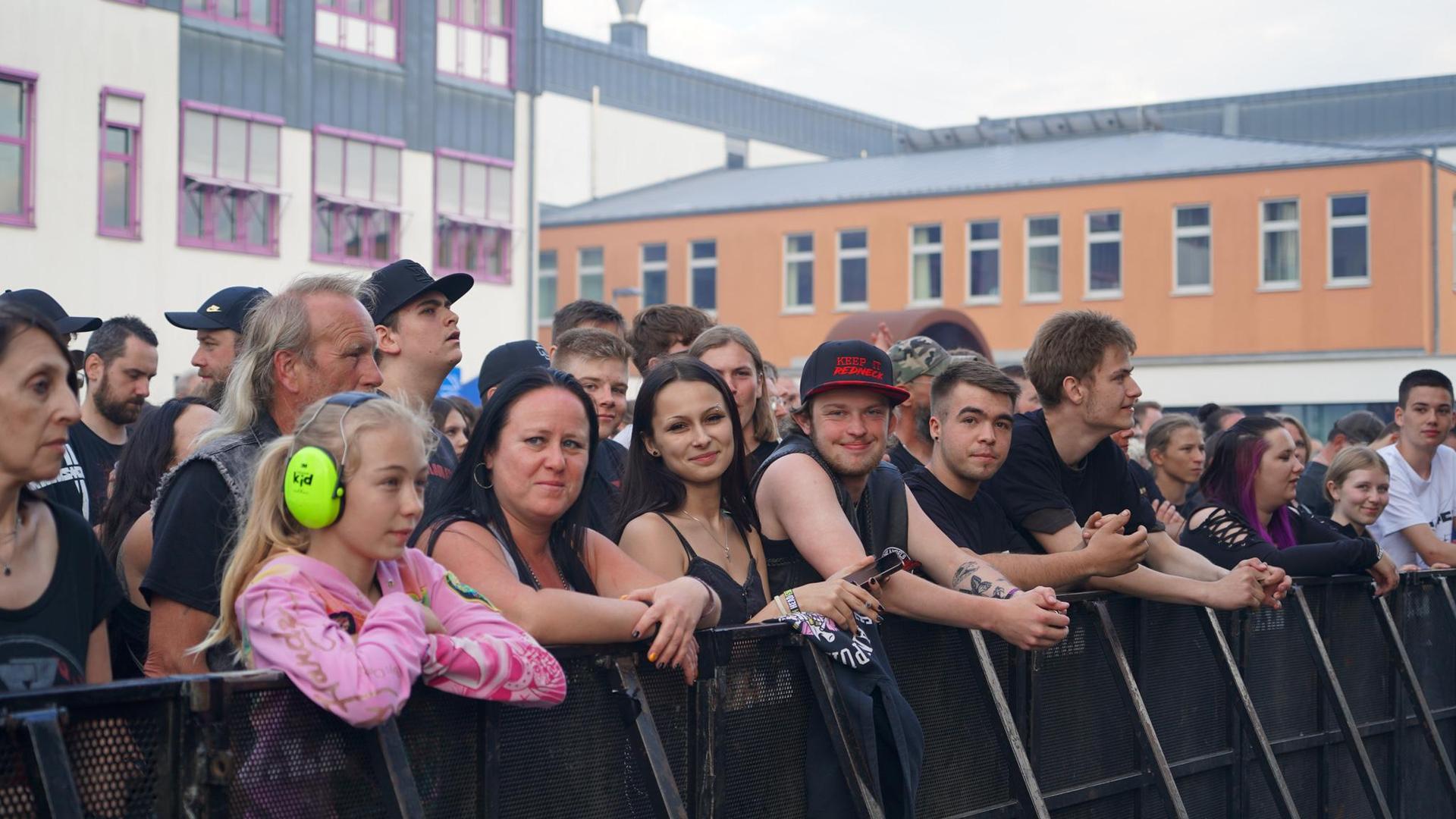 Die Rammstein-Coverband „Stahlzeit” heizt am dritten Tag des Campus Open Air dem Publikum ordentlich ein. (Bild: scm)