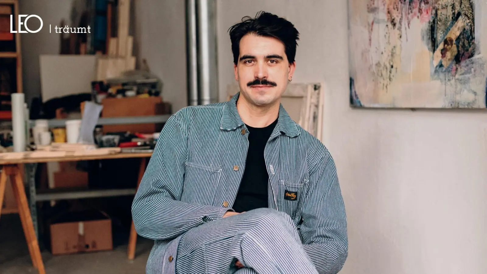 Patrick Ostrowsky ist Künstler und erschafft keine klassischen Skulpturen, sondern Orte aus Erinnerung, Fragmenten und Materialien, die Geschichten erzählen . (Bild: Magdalena Jooss)