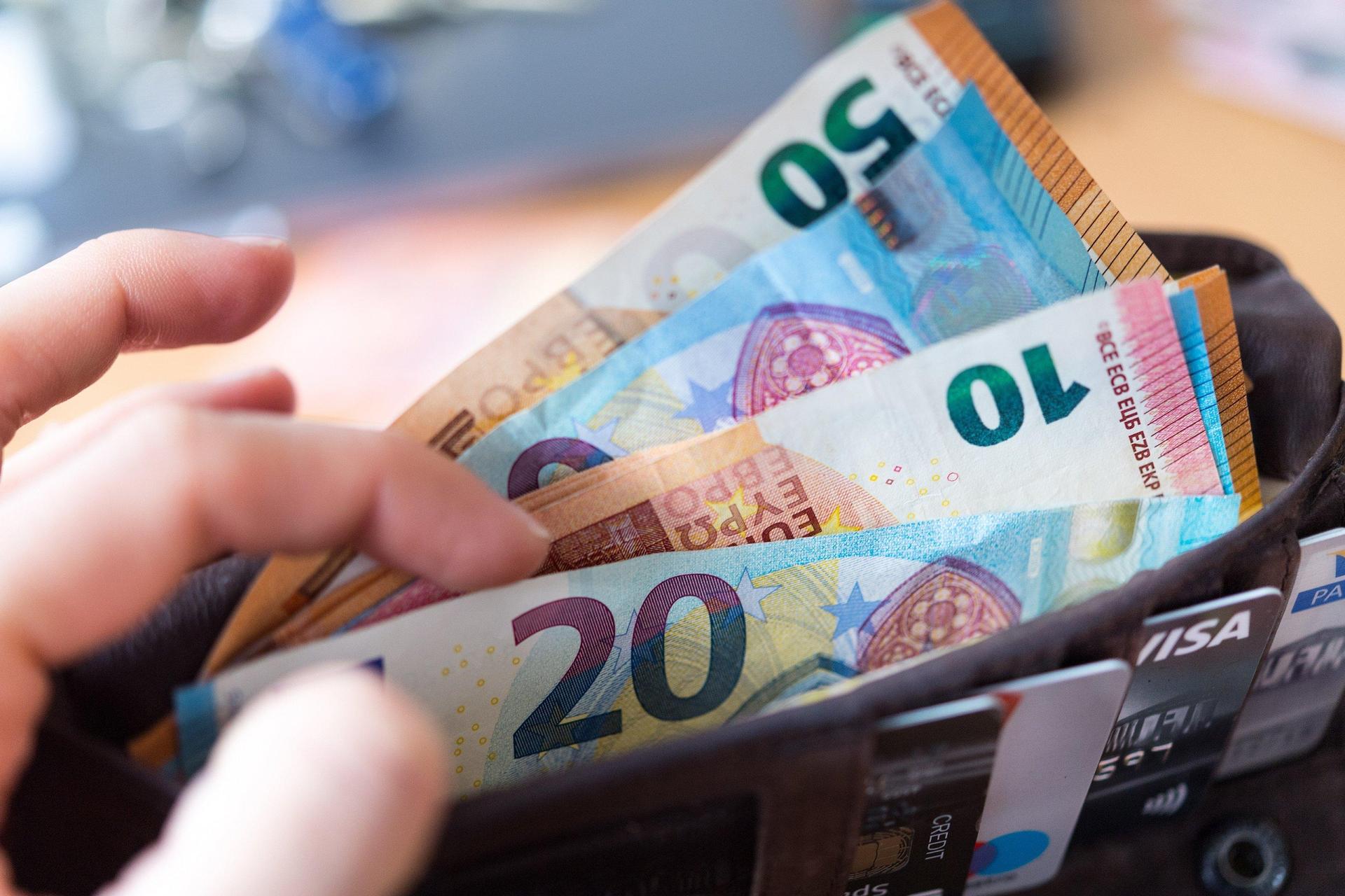 Eine ehrliche Finderin hat einen Geldbeutel und 400 Euro Bargeld bei der Polizei abgegeben. (Symbolbild: Monika Skolimowska)