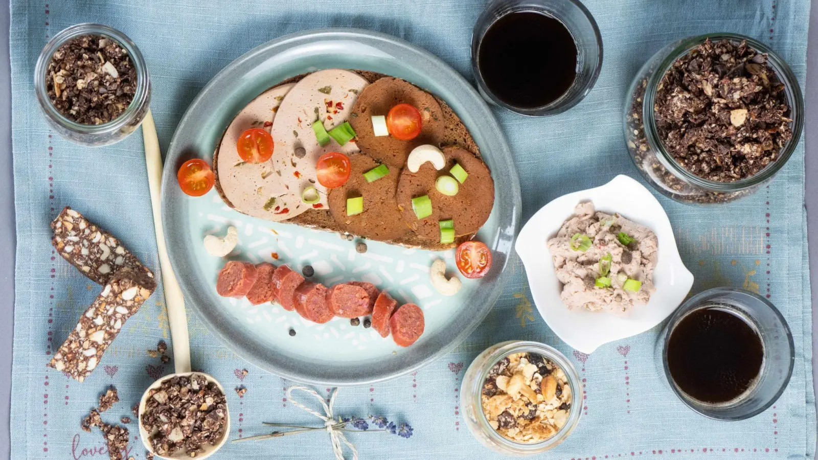 Gerade in Fertigprodukten ist häufig eine Menge Zucker versteckt. (Symbolbild) (Bild: Sebastian Kahnert/dpa)