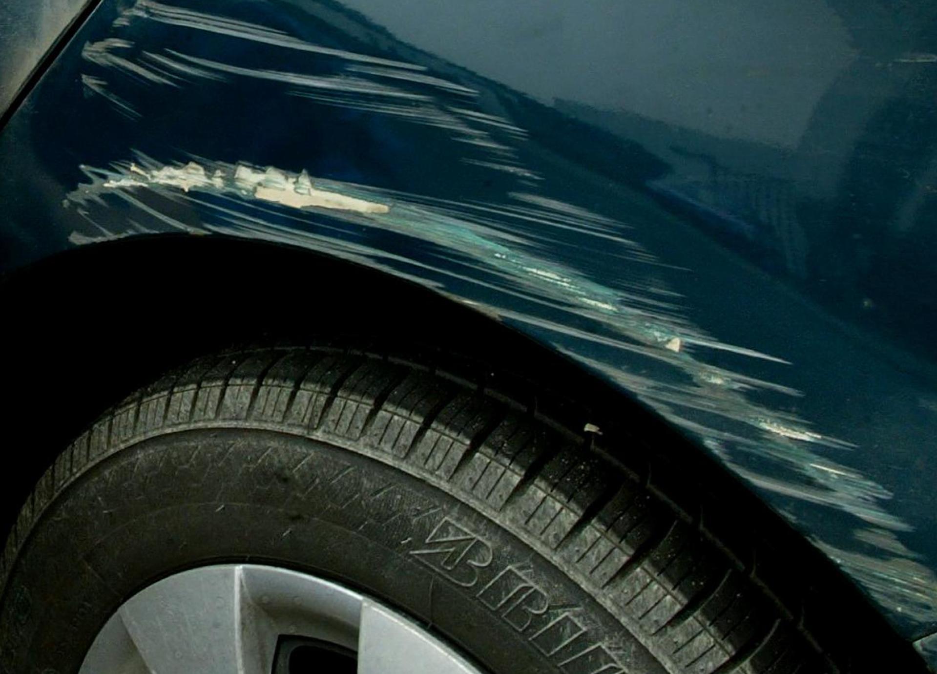 Ein Auto wurde auf dem Lehrerparkplatz des Elly-Heuss-Gymnasiums in Weiden beschädigt. Die Polizei sucht Zeugen. (Symbolbild: Stephan Huber)