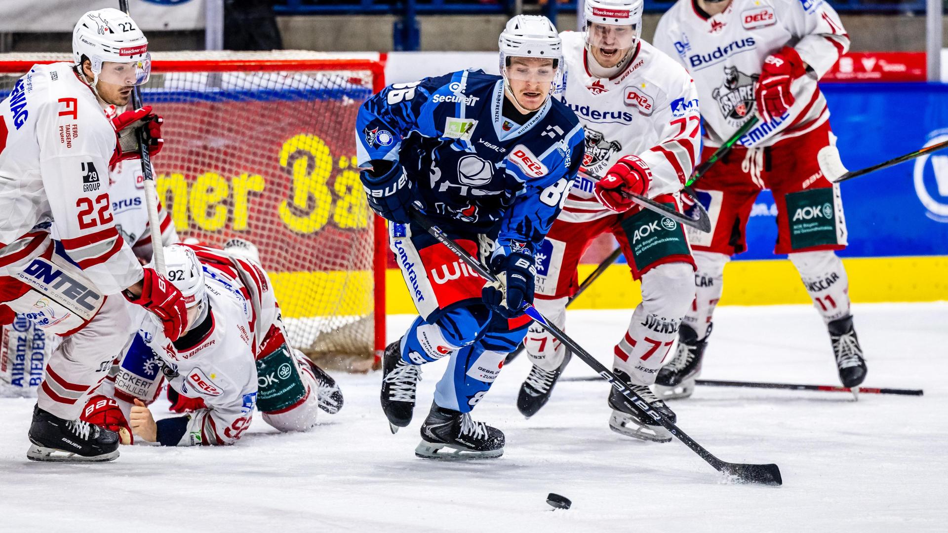 Tom Schwarz (Mitte) fehlt den Blue Devils Weiden am Sonntag beim Gastspiel bei den Bietigheim Steelers. (Bild: Tobias Neubert)