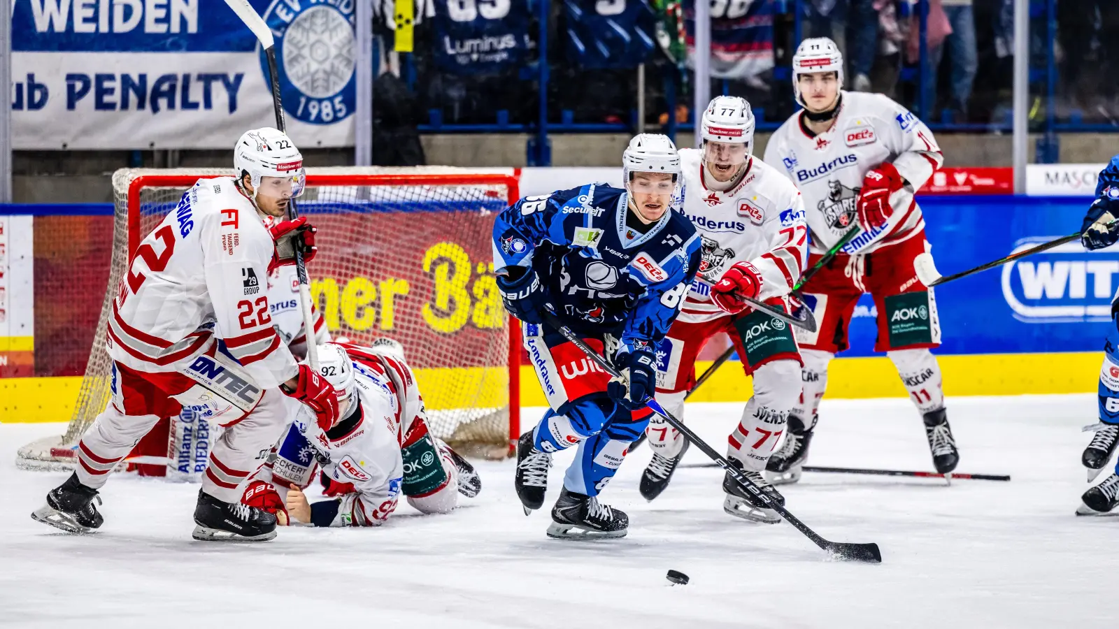 Tom Schwarz (Mitte) fehlt den Blue Devils Weiden am Sonntag beim Gastspiel bei den Bietigheim Steelers. (Bild: Tobias Neubert)