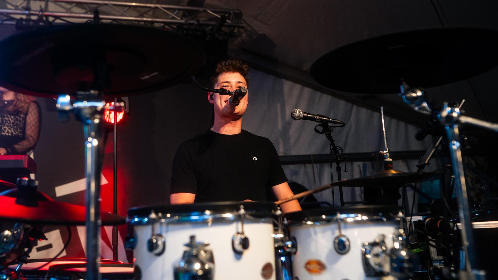 Am Samstag feierte die DJK Weiden Kirchweih am Flutkanal. Für Stimmung sorgte die Band „Dei vo Gestern”. (Bild: Hannes Stock)