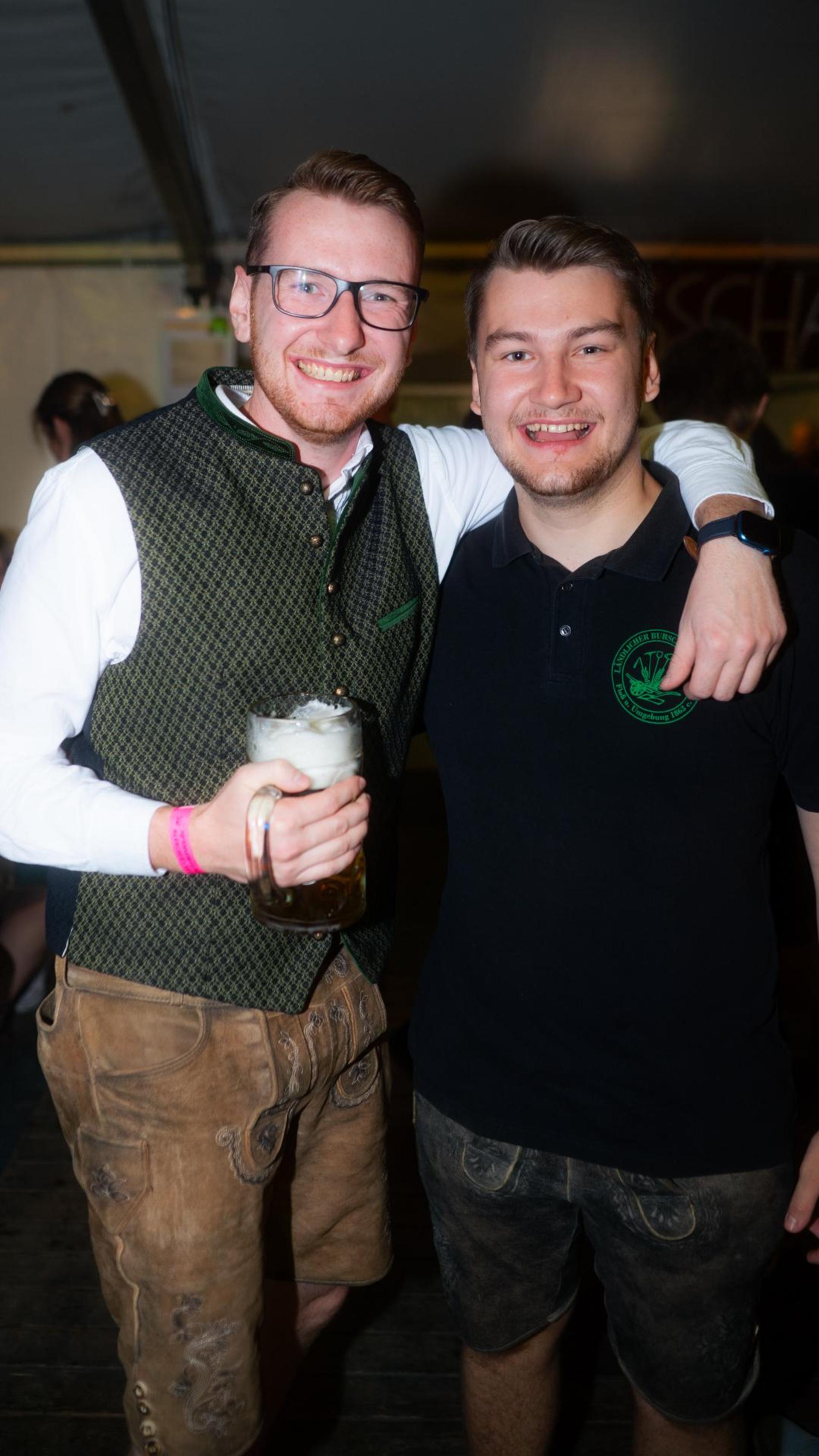 Die Quertreiber rocken am Samstagabend das Festzelt bei der Kirwa in Wernberg.  (Bild: Hannes Stock)