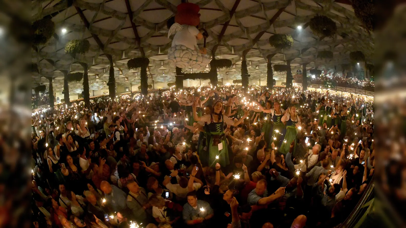 Wegen Umdichtungen mit rechtsextremen Textzeilen wollen die Veranstalter des Oktoberfests das Lied „L'amour toujours“ vorsichtshalber gar nicht erst spielen. (Bild: Felix Hörhager)