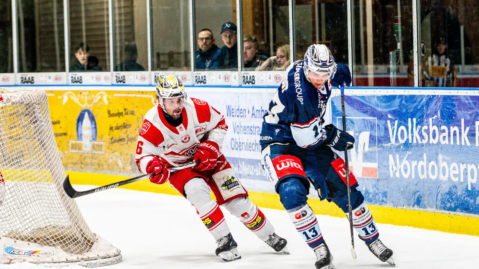 Constantin Vogt (rechts) von den Blue Devils Weiden behauptet sich im Duell mit dem Bad Nauheimer Tim Coffman. (Bild: Elke Englmaier)