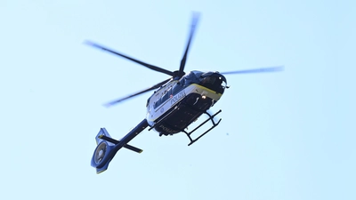 Die Polizei sucht mit einem Hubschrauber in Weiden nach einer vermissten Frau.  (Symbolbild: Felix Hörhager)