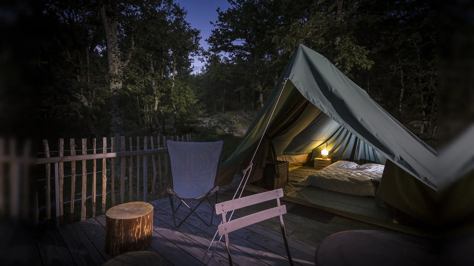 Diese Dinge solltet ihr bei eurem nächsten Campingabenteuer beachten. (Bild: Manu Reyboz/dpa)