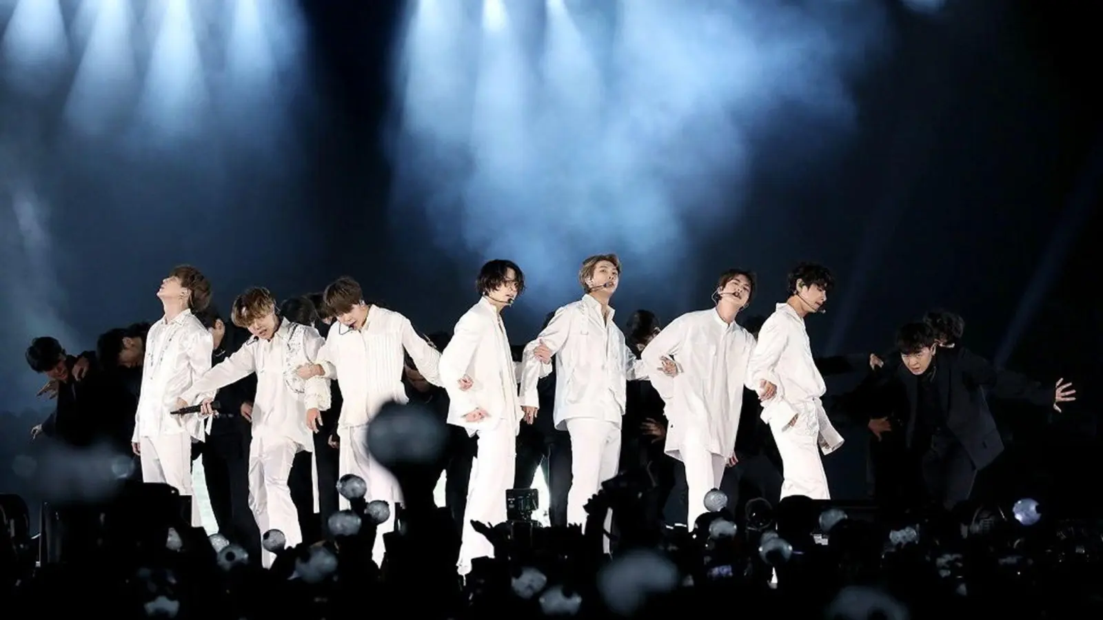 Bald wird die südkoreanische Boyband BTS wieder auf der großen Bühne stehen - wie hier 2019 im King Fahd International Stadion in Saudi-Arabien. (Archivbild: -/YNA/dpa)