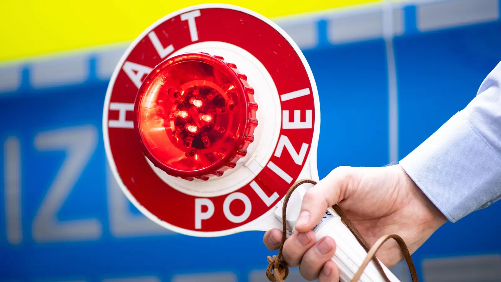 Beamte der Grenzpolizei Waidhaus stoppen einen Autofahrer, der ohne Kfz-Versicherung unterwegs war. (Symbolbild: Marius Becker/dpa)