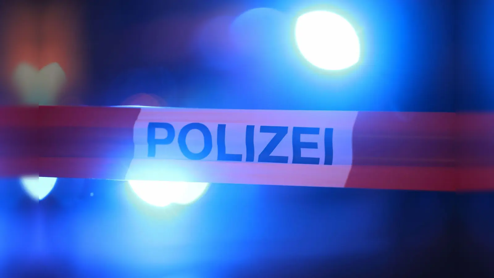 Die Polizei sucht bei der Aufklärung eines Tötungsdeliktes in Nürnberg dringend nach Zeugen. (Symbolbild: David Young/dpa)