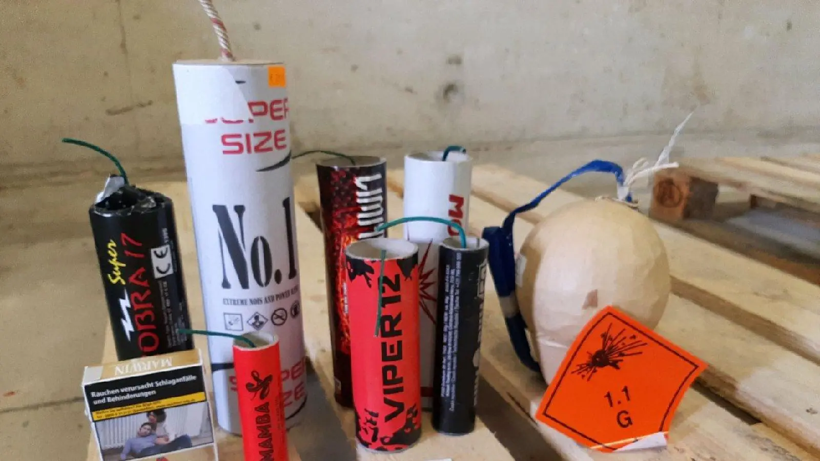 Der Zoll warnt vor dem Import von Feuerwerkskörpern. Das Bild zeigt sichergestellte Pyrotechnik. Vergangenes Jahr wurden sieben Tonnen aus dem Verkehr gezogen.  (Bild: Hauptzollamt Regensburg)